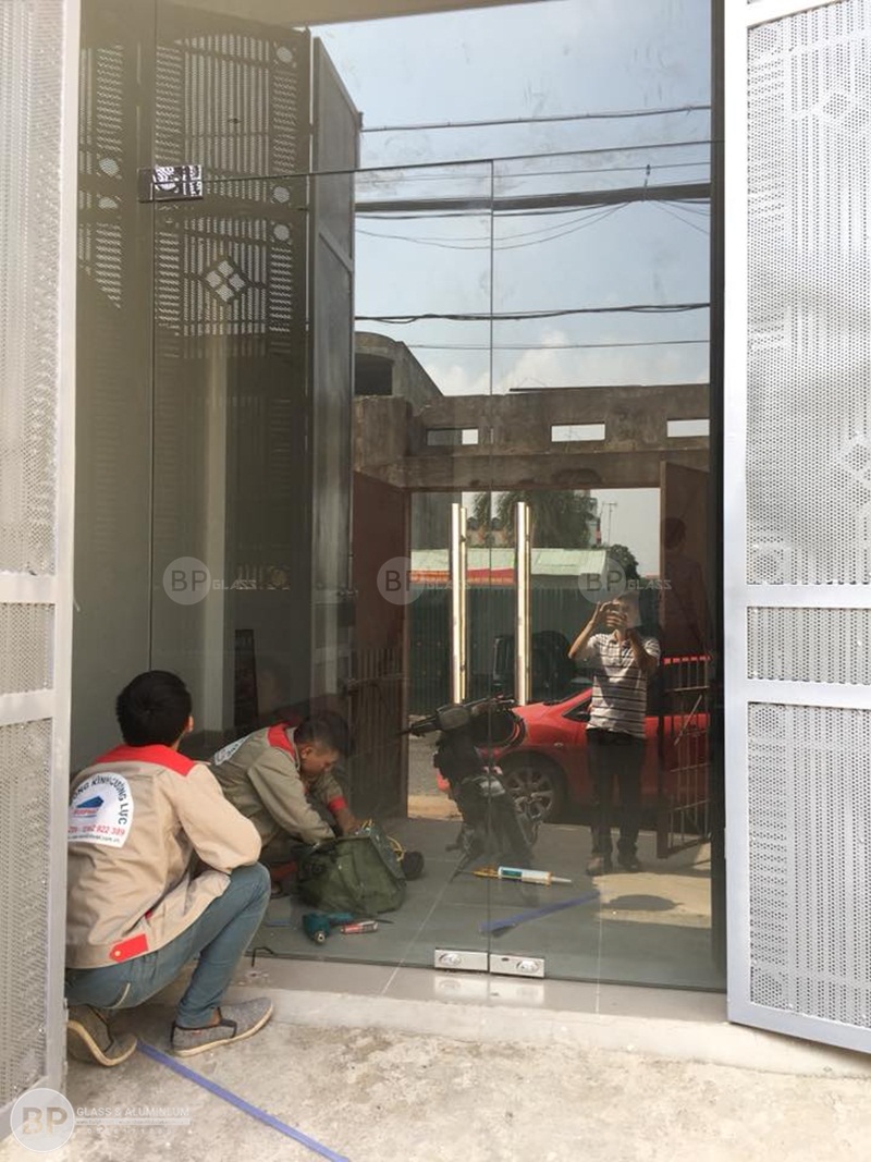 Bộ cửa kính thủy lực, cửa bản lề sàn 132 Tam Trinh 